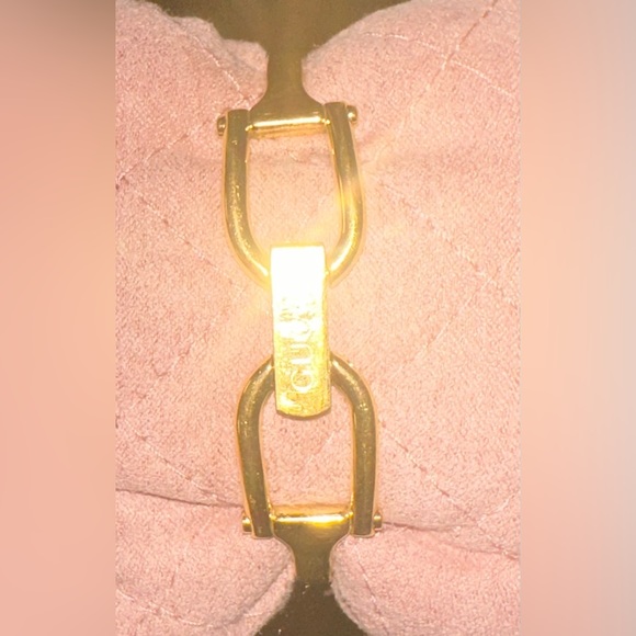 Gucci Horsebit
Vintage Gucci 1500L Horsebit Gold Plated Bangle Watch - Picture 3 of 15